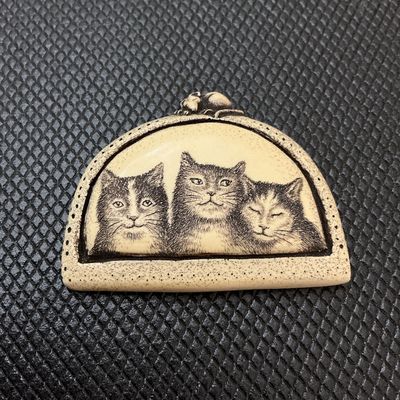 Vintage 1996 R.H. Badeau 'Three Cats' Scrimshaw Style Resin Brooch Pin