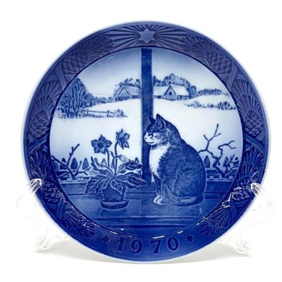 Royal Copenhagen 7 in. plate, Christmas rose and cat