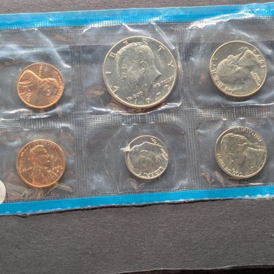 Sale Photo Thumbnail #64: 1972-P Only U.S. Uncirculated Mint Set, No Envelope - Includes "S" Mint Mark Cent