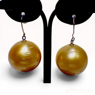 Sale Photo Thumbnail #256: A Pair of Semi-Round Golden Pearl and Pt900 Platinum Earrings
