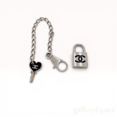 Sale Photo Thumbnail #158: 07P Chanel Lock Motif Chain Bracelet with Padlock and Key Charm 7"