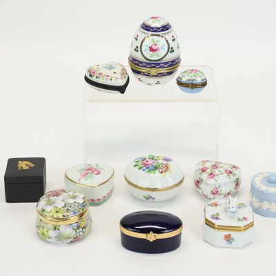 Sale Photo Thumbnail #154: Group of Assorted Porcelain Pill and Snuff Boxes