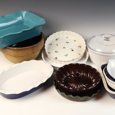 A Collection of Eleven Assorted Ceramic and Glass Kitchenware and Bakeware Items