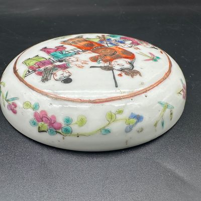 Antique Chinese Famille Rose Porcelain Covered Box