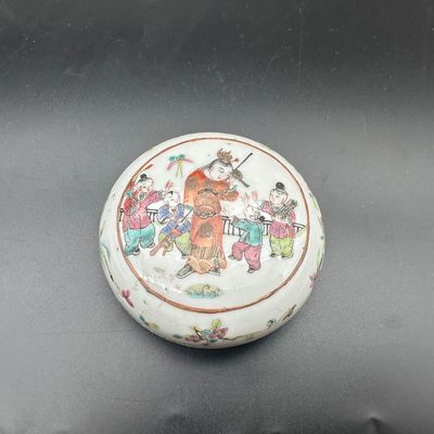 Antique Chinese Famille Rose Porcelain Covered Box