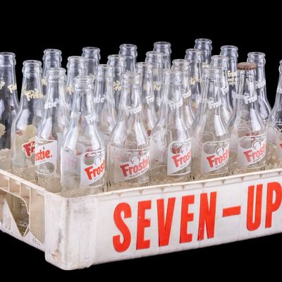 Sale Photo Thumbnail #46: Seven-Up Plastic Crate with 24 Glass Bottles