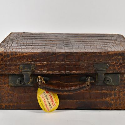 Sale Photo Thumbnail #18: Vintage Leather & Hall Alligator Skin Travel Vanity Case