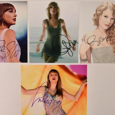 Sale Photo Thumbnail #157: 4 Taylor Swift Signed Color Photographs Taylor Swift