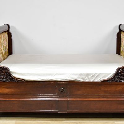 Sale Photo Thumbnail #422: Renaissance Revival Carved Mahogany Daybed