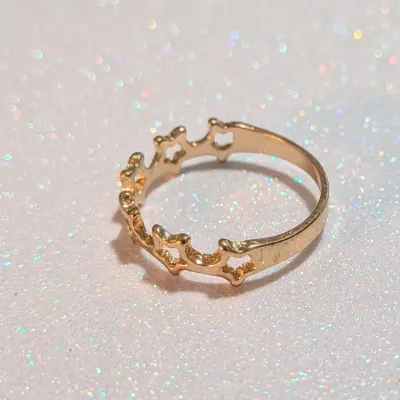 **NEW ARRIVAL** SIZE 8½ Gold Tone Fashion Band Ring Featuring a Row of Openwork STARS (1.1g)