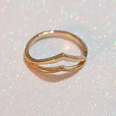 **NEW ARRIVAL** SIZE 7¾ Double Chevron Gold Tone Ring (1.3g)