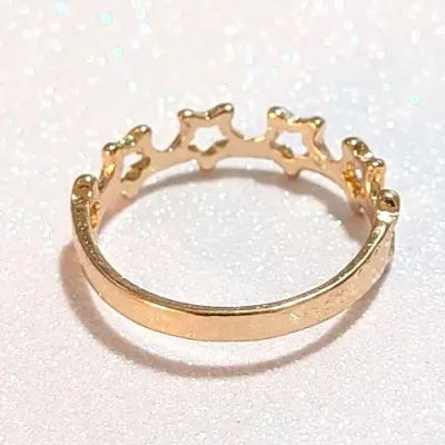**NEW ARRIVAL** SIZE 8½ Gold Tone Fashion Band Ring Featuring a Row of Openwork STARS (1.1g)