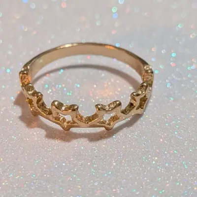 **NEW ARRIVAL** SIZE 8½ Gold Tone Fashion Band Ring Featuring a Row of Openwork STARS (1.1g)