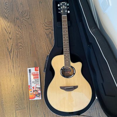 Yamaha APX500III Thinline Acoustic-Electric Guitar (Natural) w/Case