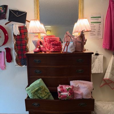 Sale Photo Thumbnail #3: Vtg Linens