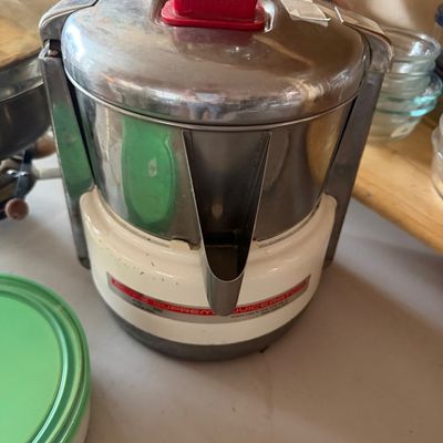 Sale Photo Thumbnail #75: Vtg Juicer