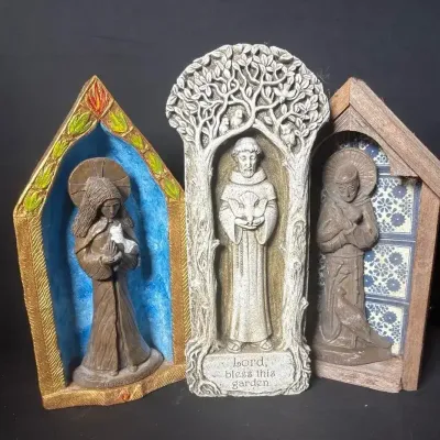 Saints In Crèches 