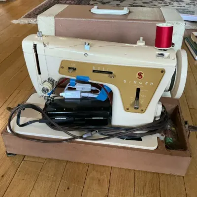 Vintage Singer Sewing Machine in Case