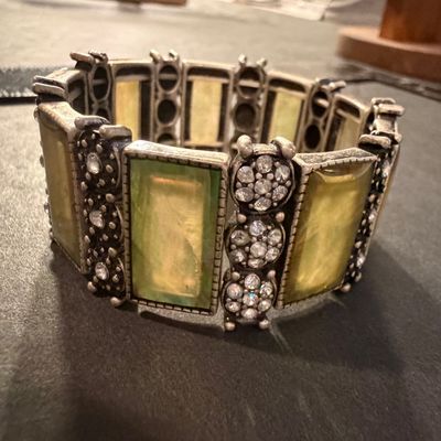 Green silver tone stretch fashion bracelet