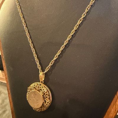 Gold tone vintage locket necklace