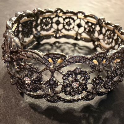 Beautiful silver tone rhinestone stretch bracelet