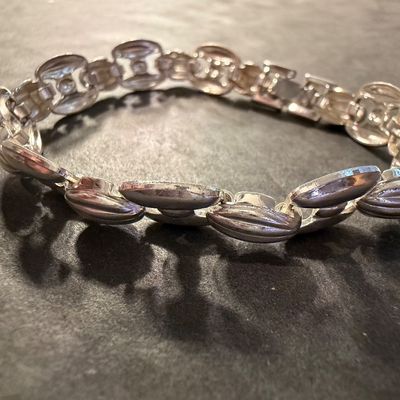 Beautiful vintage silver tone bracelet