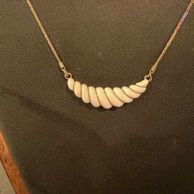 Avon vintage enamel gold tone necklace