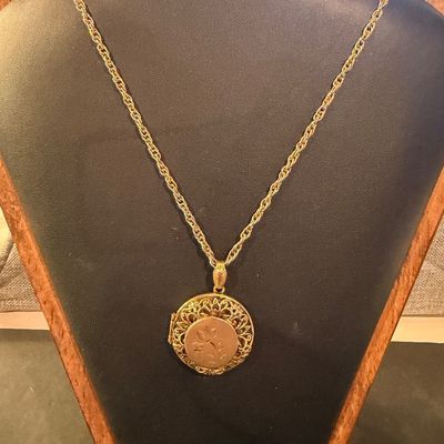 Gold tone vintage locket necklace