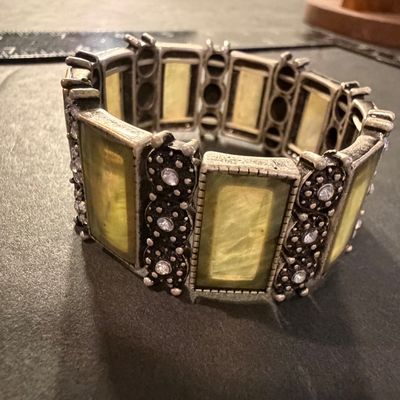 Green silver tone stretch fashion bracelet
