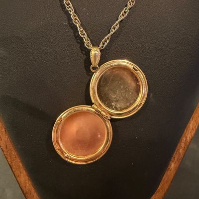 Gold tone vintage locket necklace