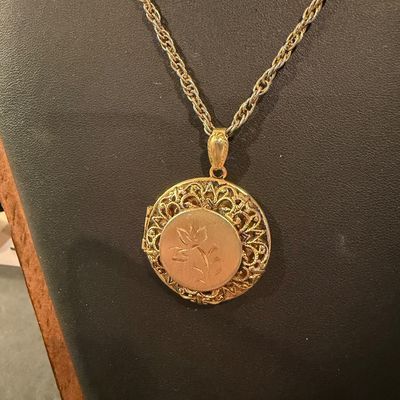 Gold tone vintage locket necklace