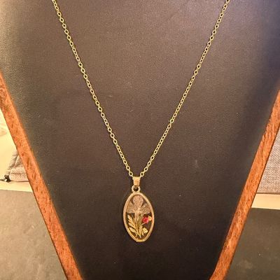 Gold tone beautiful fashion necklace