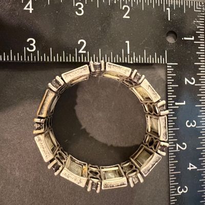 Green silver tone stretch fashion bracelet