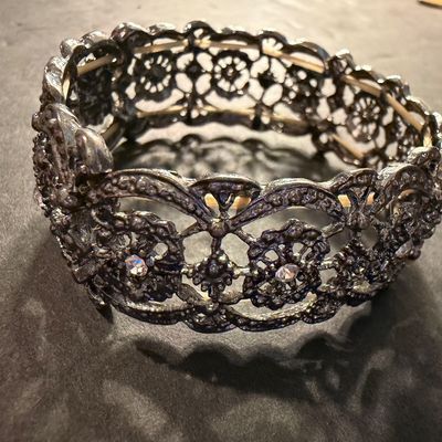 Beautiful silver tone rhinestone stretch bracelet