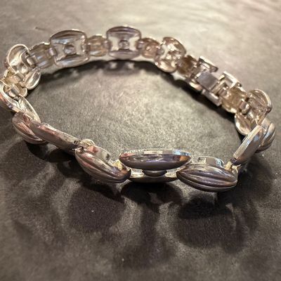 Beautiful vintage silver tone bracelet