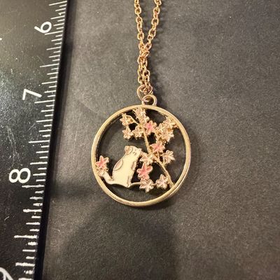 Gold tone fashion necklace