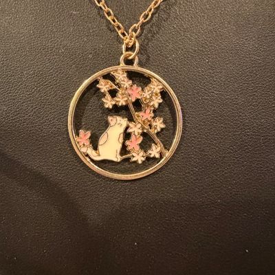 Gold tone fashion necklace