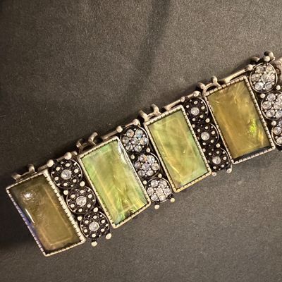 Green silver tone stretch fashion bracelet
