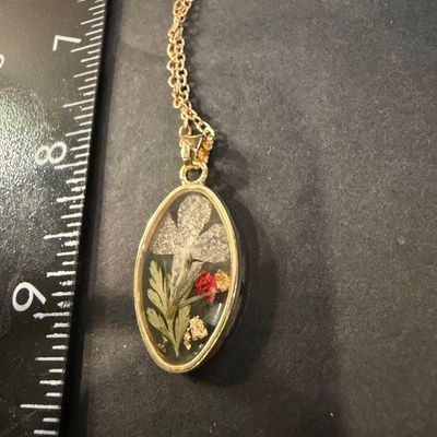 Gold tone beautiful fashion necklace