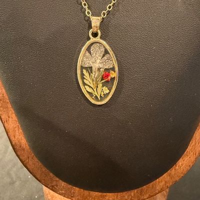 Gold tone beautiful fashion necklace
