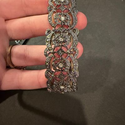 Beautiful silver tone rhinestone stretch bracelet