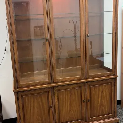 Thomasville Traditional Style Lit Triple-Door China Cabinet (2pc)