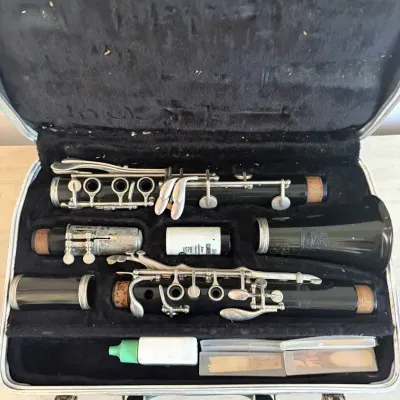 Bundy Resonite Clarinet Set – Includes Hard Case, Reeds, Swab & Accessories
