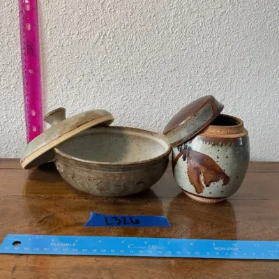 2 ceramic pots with lids