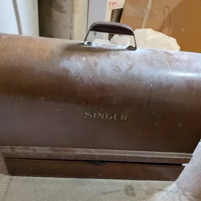 Singer Sewing Machine W/ Wooden Case (Case Locked, Limited Photos)