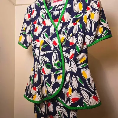 Vintage Oscar de la Renta Studio 100% Silk Floral Skirt Suit: Size 8