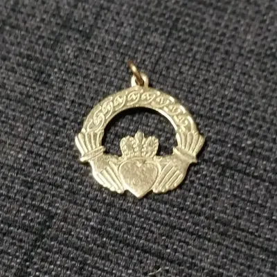9k Gold Claddagh Pendant 