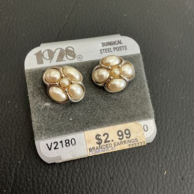 Sale Photo Thumbnail #155: Vintage 1928 Fashion Earrings new on original card
Please see attached pictures