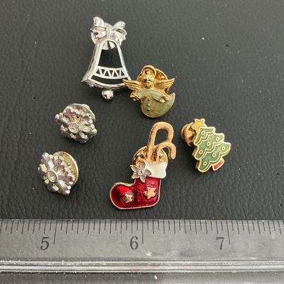 Sale Photo Thumbnail #135: Lot of Vintage Christmas fashion pins 
Please see attached pictures