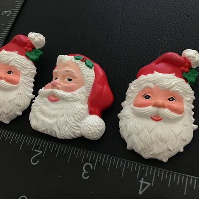 Lot of vintage Santa Claus brooches